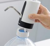 Nabíjecí automatický dávkovač na vodu