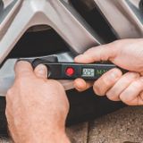Digitální měřič tlaku v pneumatikách