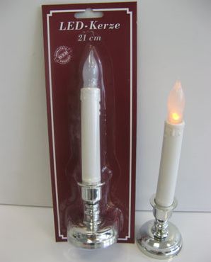 LED svíčka na stříbrném stojanu