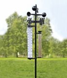 Meteorologická stanice s teploměrem a srážkoměrem