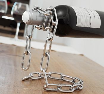 Stojan na láhev vína ve tvaru řetězu